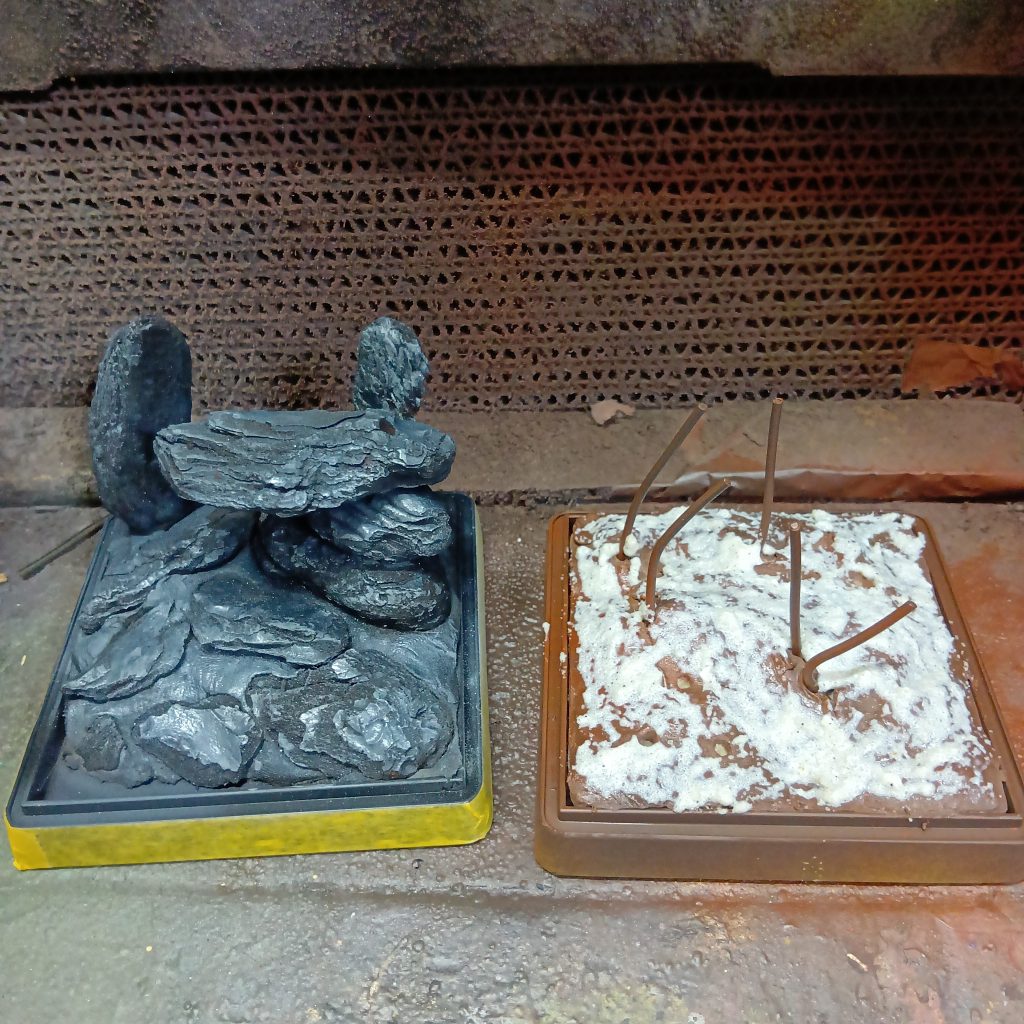 ジオラマベースは100均のディスプレイケースです。そこに紙粘土を敷いて、木工用ボンドで溶いた珪砂を塗りたくって、乾いてからクレオスのMr.ウェザリングカラーで色付けをしました。