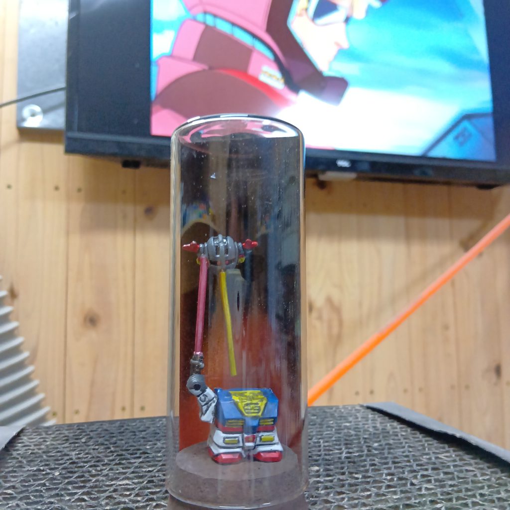 100均の円筒ガラスケースです。前半分はマスキングして、後ろ半分だけエアーブラシで着色しています。