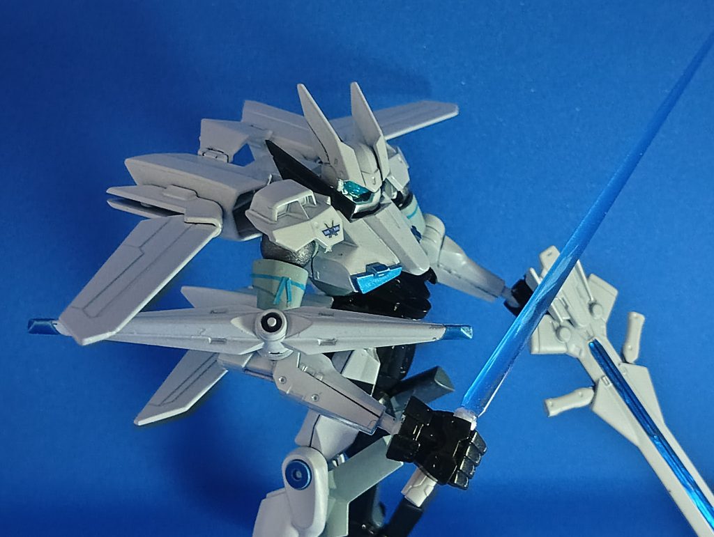 工作したのは目の部分。水色でラメ入りのパーツを自作しました。かなり難しかったんですが、ふぶさんの目をイメージして手を抜けませんでした(gundam-kao2)でも本機の一番ふぶさん風味がでてるのは、 上腕の結び目っぽい水色っていう(gundam-kao5)