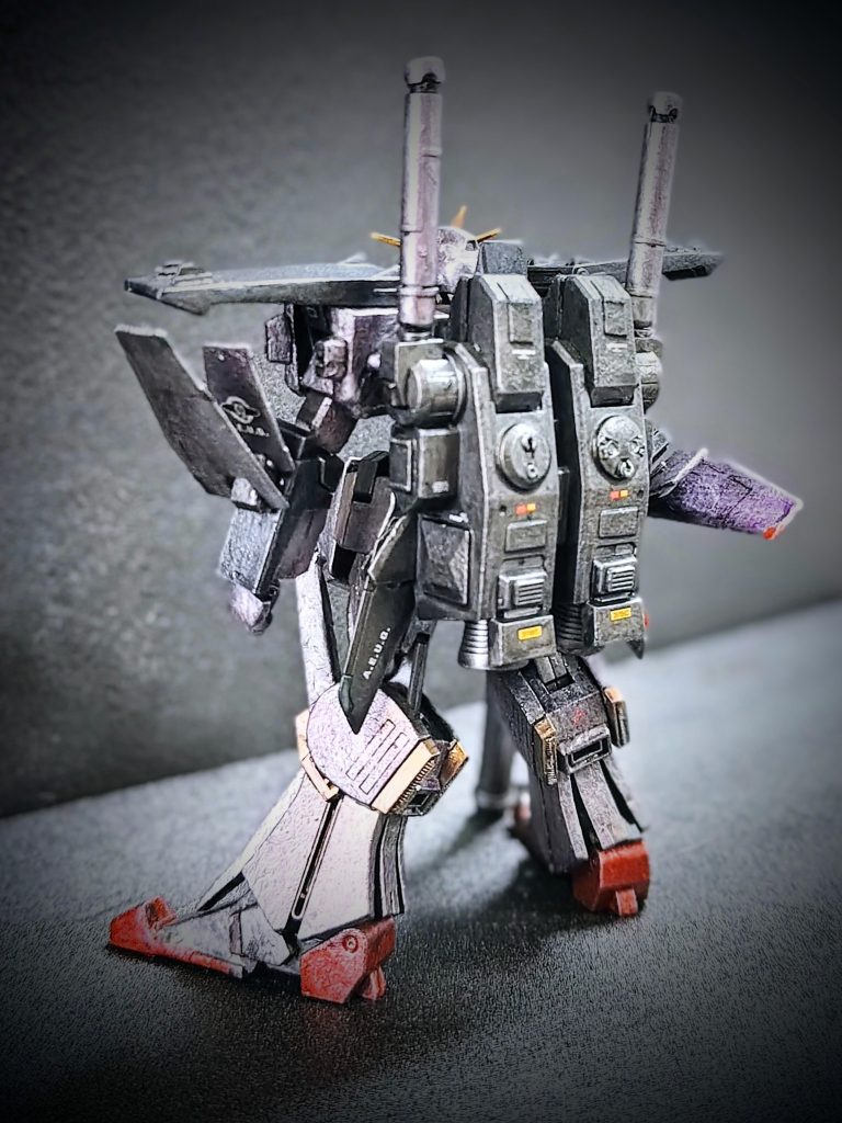 背面カット。全体的に溶きパテを施してから、シタデルカラーの筆塗りで全塗装しています。鋳造感、及びディテールの入れ方も含めて小林さんが描いていたコミック風の印象をイメージしています。