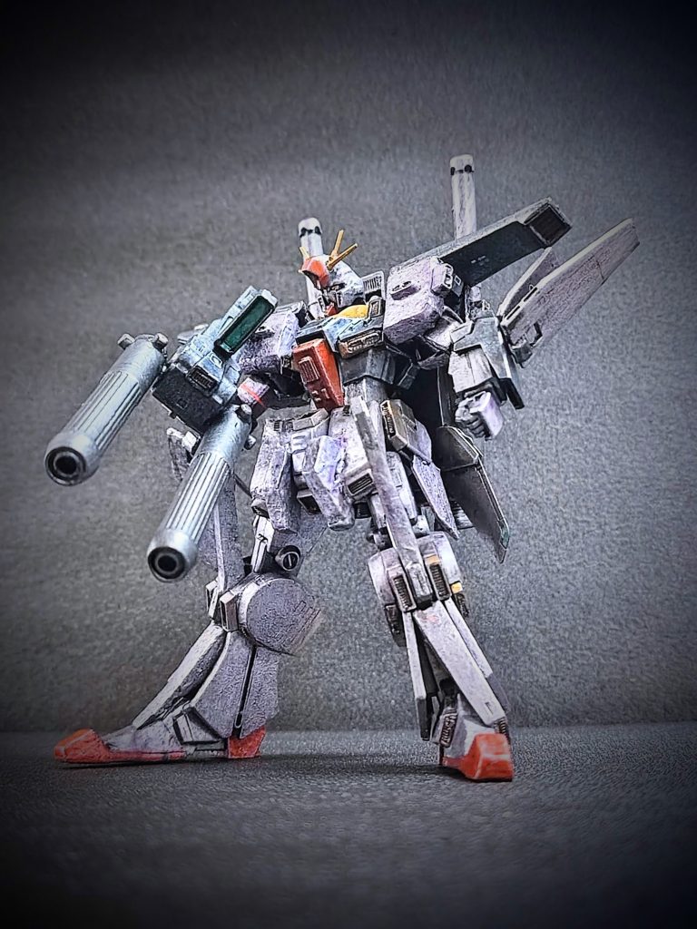 パーツのバランスを変えているので変形は無理だと思いますが、間接は活きているのでポーズは変えられます。