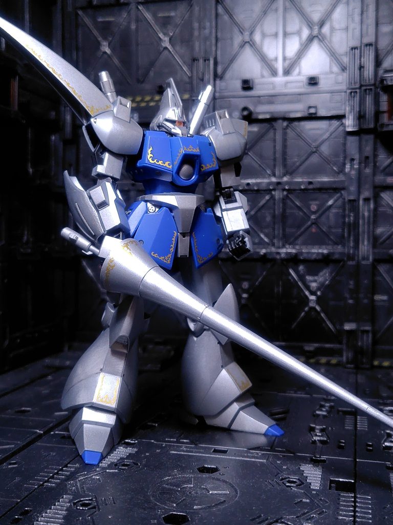 右肩が長いのがガズR。エングレービングのデカール貼りが大変難しく、予備も無いので2時間ぐらいかけて慎重に行いました(zaku-kao9)少しちぎれたりはしましたが大きなミスはなく貼れて良かったです。こういうのは多少予備が欲しい…。元キットのガルバル同様ほとんど合わせ目は無いのですが、ランスはがっつりモナカです。キレイに消せたと思います。