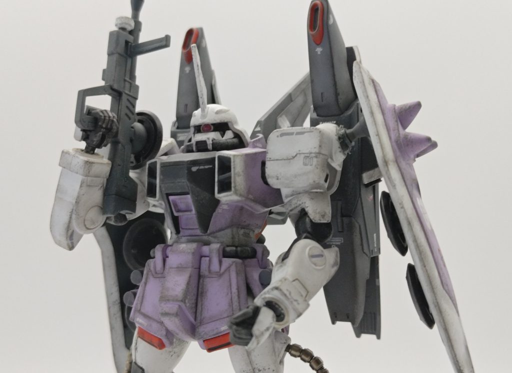 モノアイに使ってみたかったメタルパーツを埋め込んでみました。見えにくいですが、レール部分もランナーを使って再現しています。まぁ、見えないくらいがいいんでしょうね。あと、マニピュレータも大きかったので少し小型のものに換装しています。