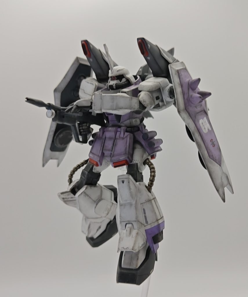 足のパイプ部をメタルに置き換えてみました。リアルさがいいなぁ。今度ザク系作るときはすべて置き換えたいですね。お財布が許せば・・・ですが。