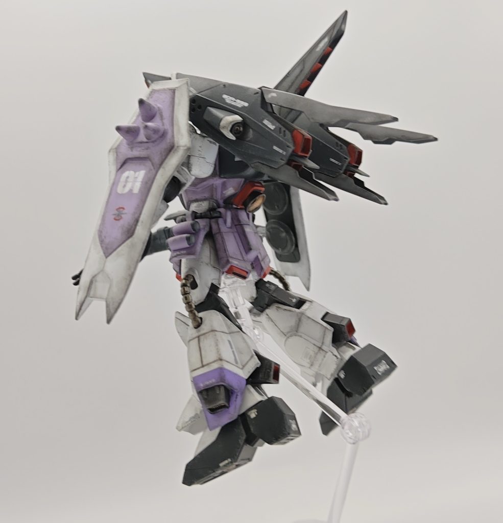 デカールはなんとかザフトマークはゲットできました。全体的に使用感を出したくてウェザリングマスターにてやれ感出してます。今回使用したのは脚部にA、Bのスス、さびをボディ全体に、色の濃い部分はEのグレイ、Fのメタル色で表現、関節や武器などの汚しにDのオイルを使いました。