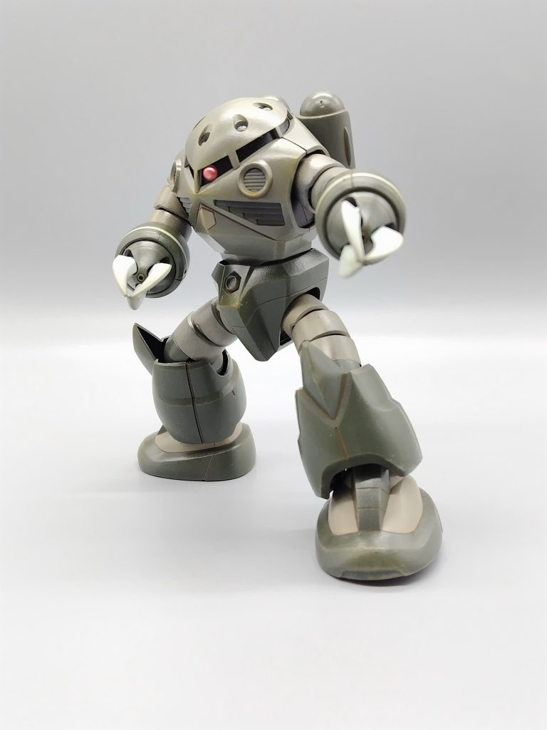 モノアイは支柱より出っ張ってますがまあ動かないので良しとしました。おしまい。