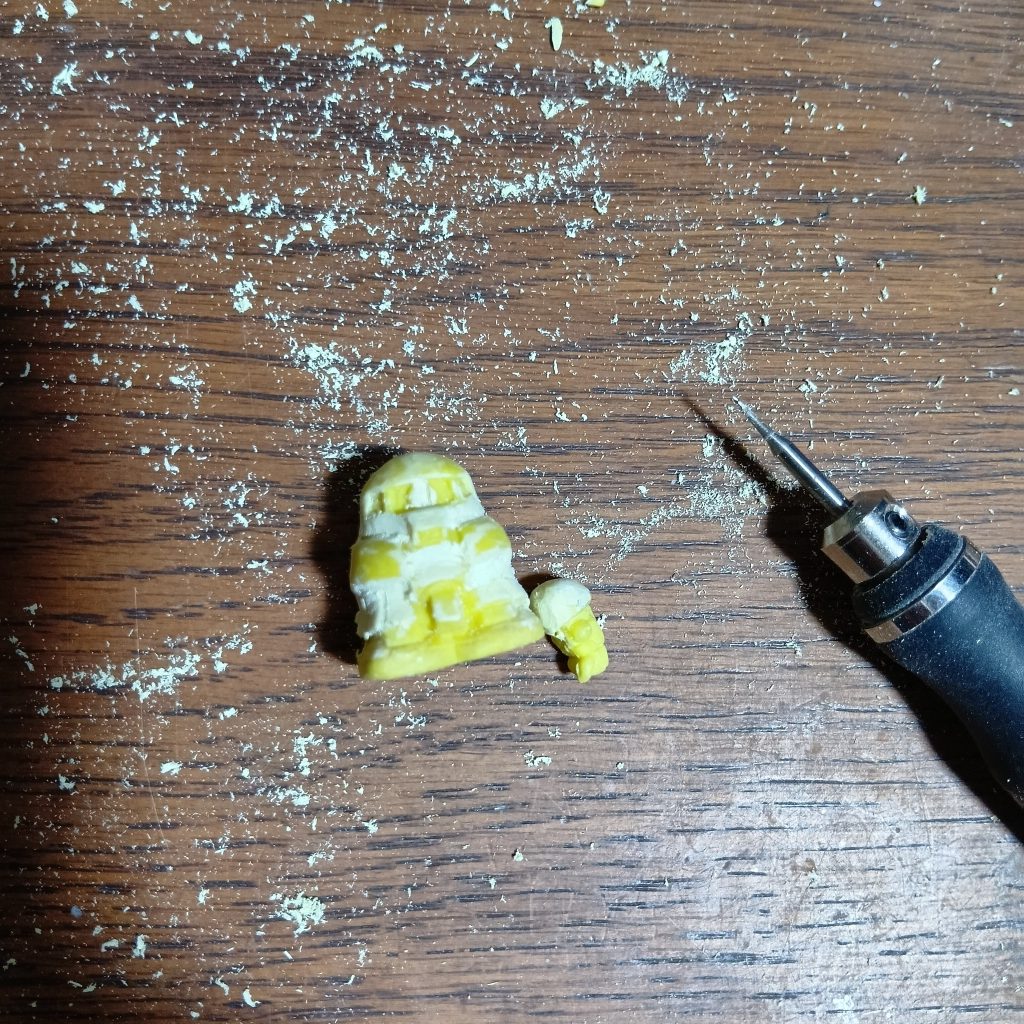 肩のスパイクを削ったり、胸の部分や腰の動力パイプを削った後のスカートの辺りを成型していきます。もう、この時点で机の上は粉だらけ💦