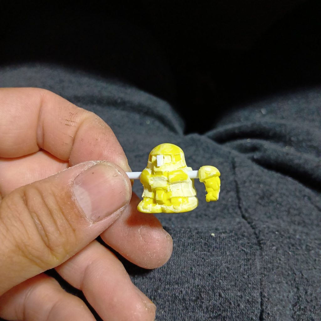 プラバンやプラ棒をつけていきます。初めは残そうと思っていたモノアイですが、最終的に削って新たにランナーを刺して作りました。