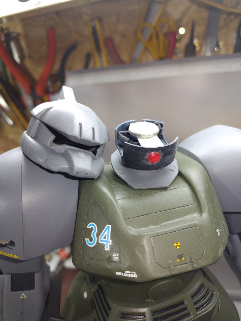 頭部はLED取り付け、マグネットによる固定です。頭自体はMGゲルググに近づく様に加工しています。