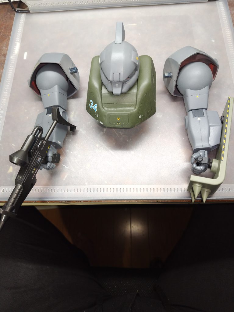 上部は基本後ハメ出来る加工にして、片パーツは小型化しています。胸部は3mmほどパテ盛りしています。銃はキットのままで、銃身の延長、グリップの小型化です。&nbsp;