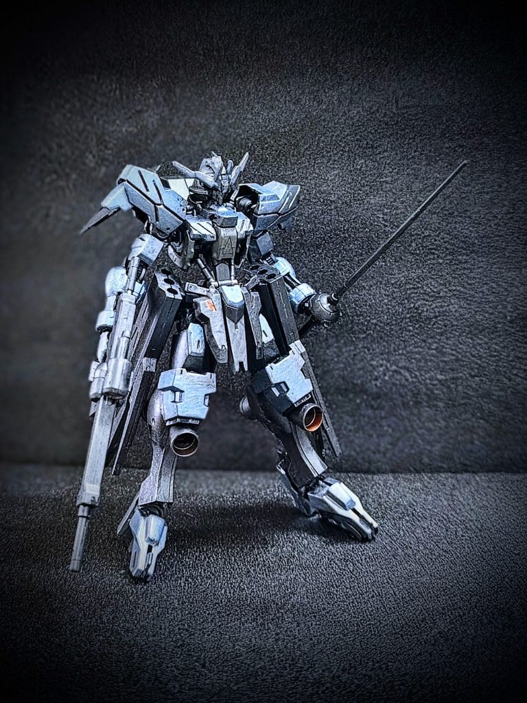 前面カット。作品自体、自分は冒頭の数話と最新の映画しか観ていないのでどのように出てくるMSなのか把握しておらず、本機のイメージはなかったのですが質感強めで製作しようと思いパーツに溶きパテを施してみました。&nbsp;