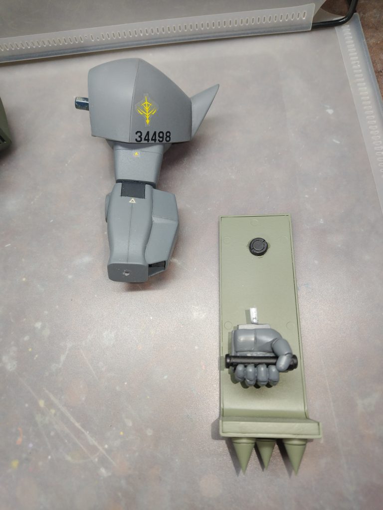 シールドはグラつき防止のために、腕とシールド上部のマグネットで固定しています。