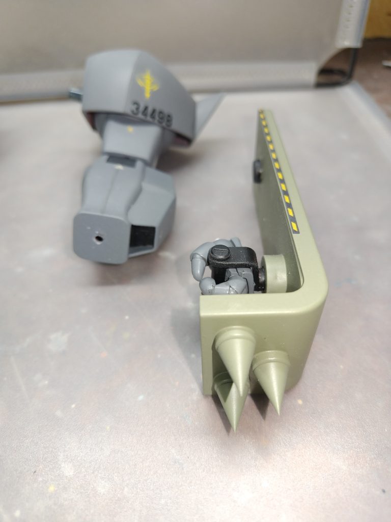 左腕は、脱着可能で、シールドは1/60のザクより流用、スパイクは真鍮の削り出しで、過去に買い置きしていたものを使用しています。サイズは多分1/100の物と思われます。&nbsp;