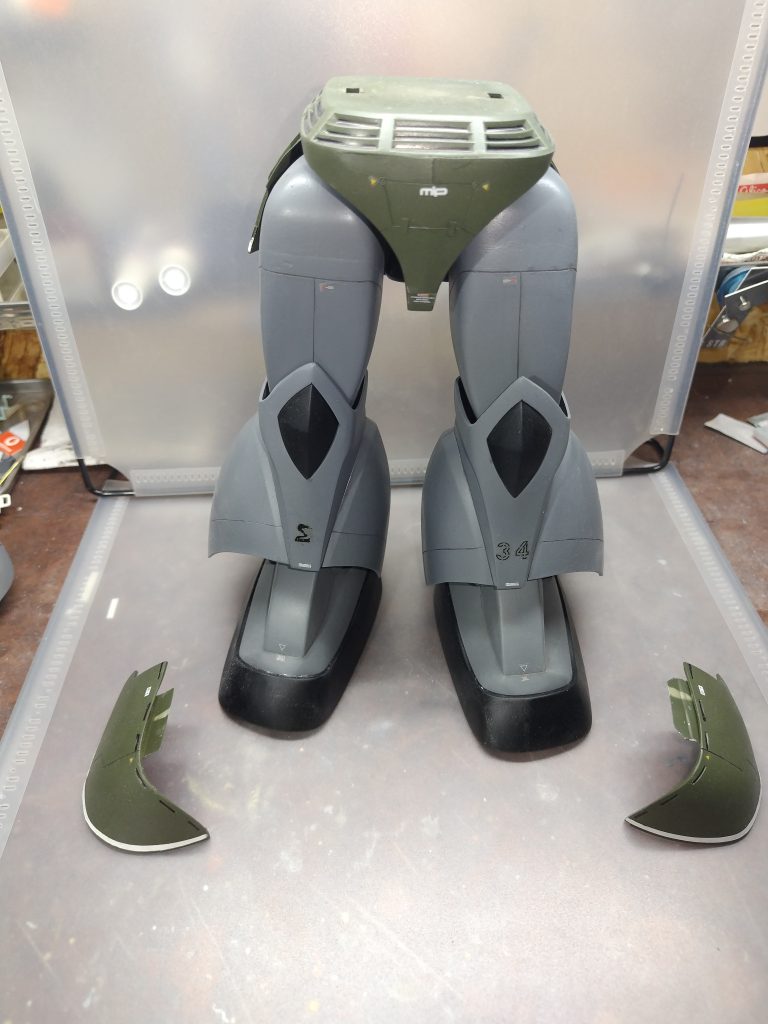 腰部より下は、サイドスカートの固定もマグネットしているので開閉はできます。スカート自体は全体的に5mm延長しました。太ももはやく15mmの延長で、膝は後ハメ加工に、足首はボールジョイントに変更しています。&nbsp;