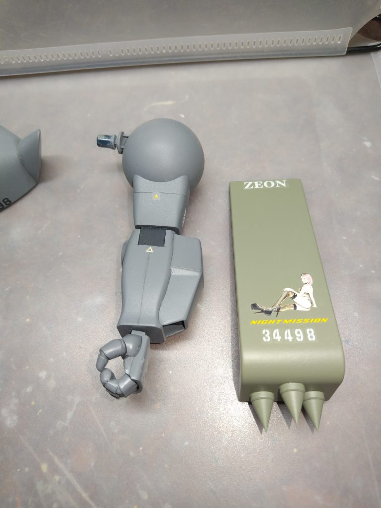 シールドは取り外し可能です。手部はネットで購入した握り手をバラして加工しています。&nbsp;