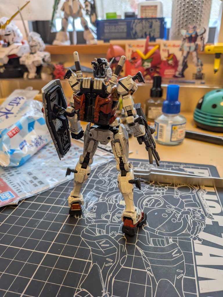 ガイアノーツを使ってみたのですが、水性よりかエアブラシで吹くときに粒になりにくい気がして使いやすかったです。(gandam-hand2)ブラックサフを使ったので全体的に暗くなってリアル感が出た気がします。