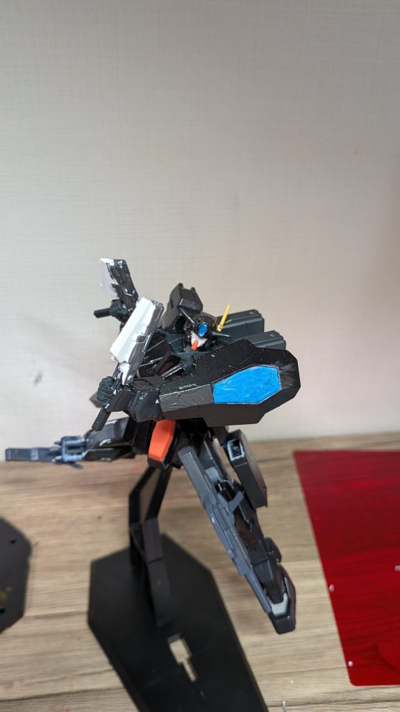 この機体は、イノベイドとの決戦後、大破したケルディムをベースに室内基地戦闘MSとして、改修された機体。デュナメスサーガの武装が使用されています。中距離戦を重視されていることから、砲身が短いものが多数採用されている。開発コードはセブンガン。エクシアのセブンソードと同じですね!