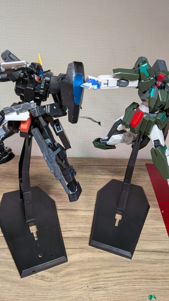 対決させて、終わり!今回は以上です!あまりにも好きな機体なので買ってから2日で塗装終わらせちゃいました!サーガはオススメなので、ぜひ手に取って作ってみてくださいね!とはいえ、全然再販していないので、値段は高いですがね…