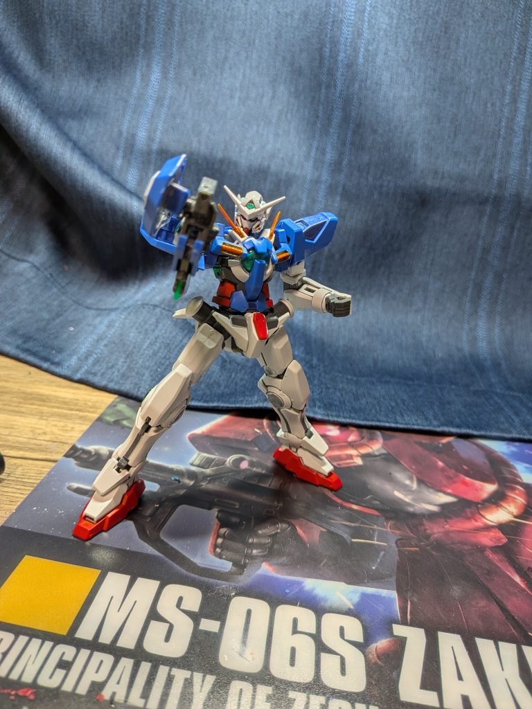 エクシア(特にリペアII)はめちゃくちゃ好きなのでよりかっこよくなるように色々改造しました。まずは頭部パーツを若干下げてデュアルアイが見えやすく加工、クラビカルアンテナをRGアストレアから拝借、接着しています。そしてライフルモードの銃口をあけています