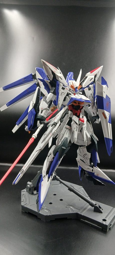 MGフリーダムver.2.0のビームサーベルを左腕にマウントしました。