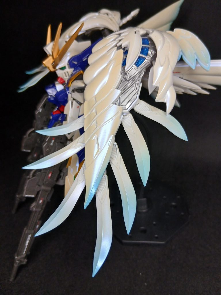 パールサファイアレーシングブルーゴールドメタリックレッドです。