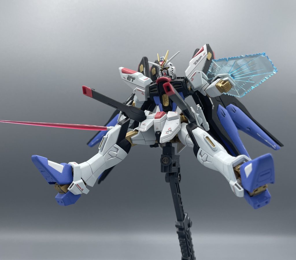 クスィフィアス３レール砲　フリーダムのレールガンの改良品です。フリーダムの時は３つ折り式レールガンでしたが、ストフリでは２つ折りになっています。ビーム兵器が主体のストライクフリーダムにおける、数少ない実弾兵装になっています。　レールガンですから、長さがある方が威力が上がる気がしますが、C.E.驚異の技術力の為か、フリーダムのものより威力が上がっているようです。かがくのちからってすげー。