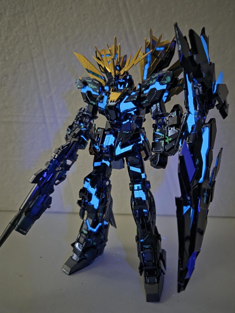 立ち姿です。サイコフレームは緑のキャンディ塗装で他はメタリックにしています。またブラックライトで青緑に光るようにしました。やっぱりサイコフレームは発光してこそと思っているので。