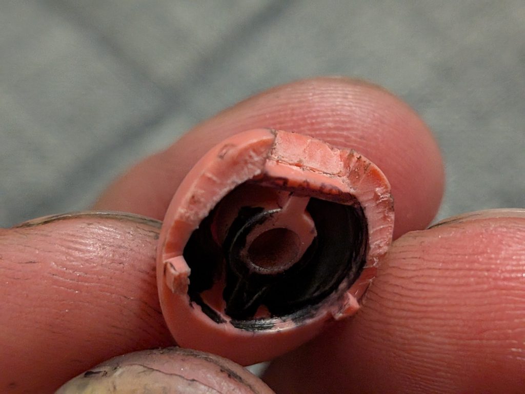 頭部上の部分の接続部を削って平たくしました。