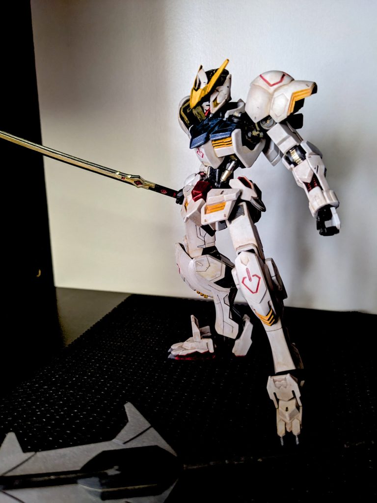 バルバトスの機体は錆びないとのことなので、錆び汚れではなく、火星での砂埃を付着する感じで・・・汚しすぎないように気をつけました。でも・・やはり、汚しうんぬんよりもバルバトスのプロポーションはかっこいいですね。