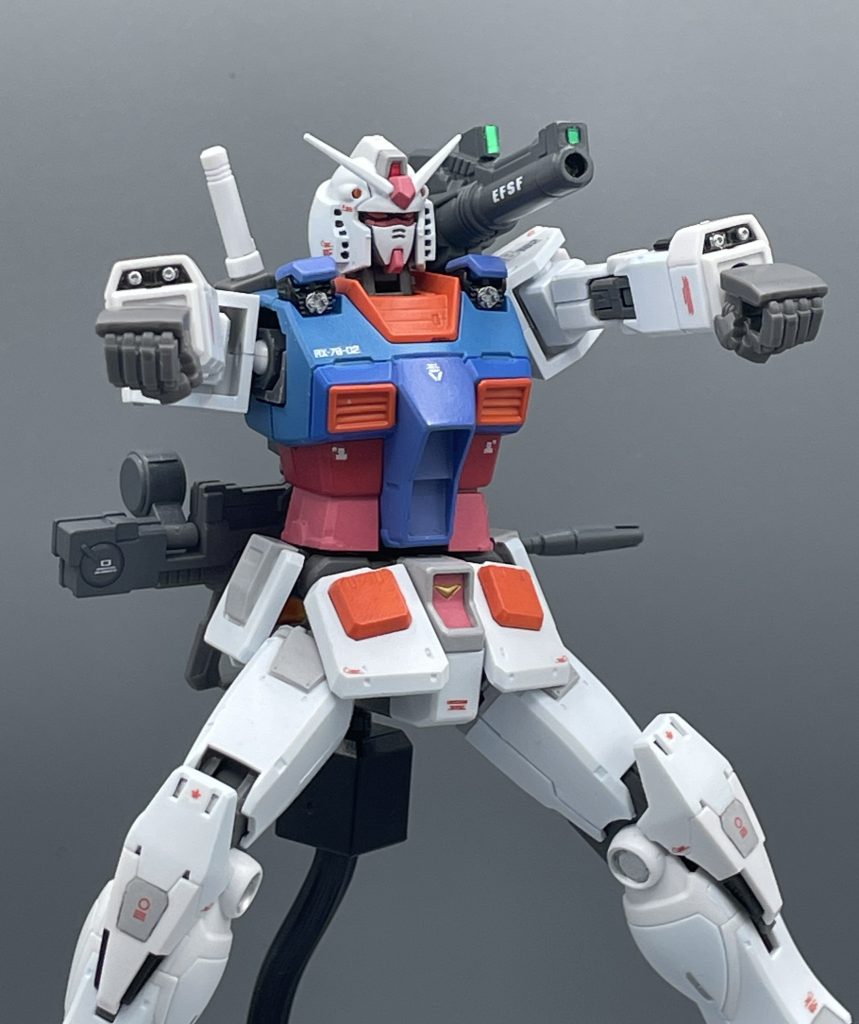 前腕部ガトリングガン！！　【前期型】のガンダムの左前腕部にはガトリングガンが装備されています。しかし、【中期型】になるとそれが廃されて我々の良く知る？ガンダムのプロポーションに近づきます。　個人的に、邪魔にならない装備なので（このまま付けといた方が良かったのでは？）なんて思ってしまいます。誘爆等のリスク回避といった意味合いがあるのでしょうかね🤔　私は腕部ガトリング大好きなので、両手に付けて作りました！そして何気に襟元にもガトリングガンが装備できるので、勿論装備しました。頭×襟元×両前腕部のガトリング・フルバーストモードです。私のガトリングガンへの憧れ・愛は武田観柳に引けを取りません。ガトガトガトガトガトガトガトガトガトガト！！！
