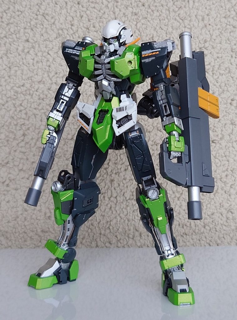 正面から。MGデュナメスをベースにしていますが、一見しただけでは分かりにくいと思います笑デュナメスの特徴を意図して削ぎ落としています。