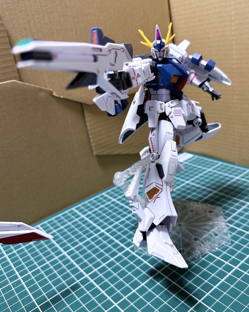 ライフル先端は本来は赤なんですが、部品無くしてユニコーンのクリアグリーンパーツのランナーを切り出して流用しました(gundam-kao2)