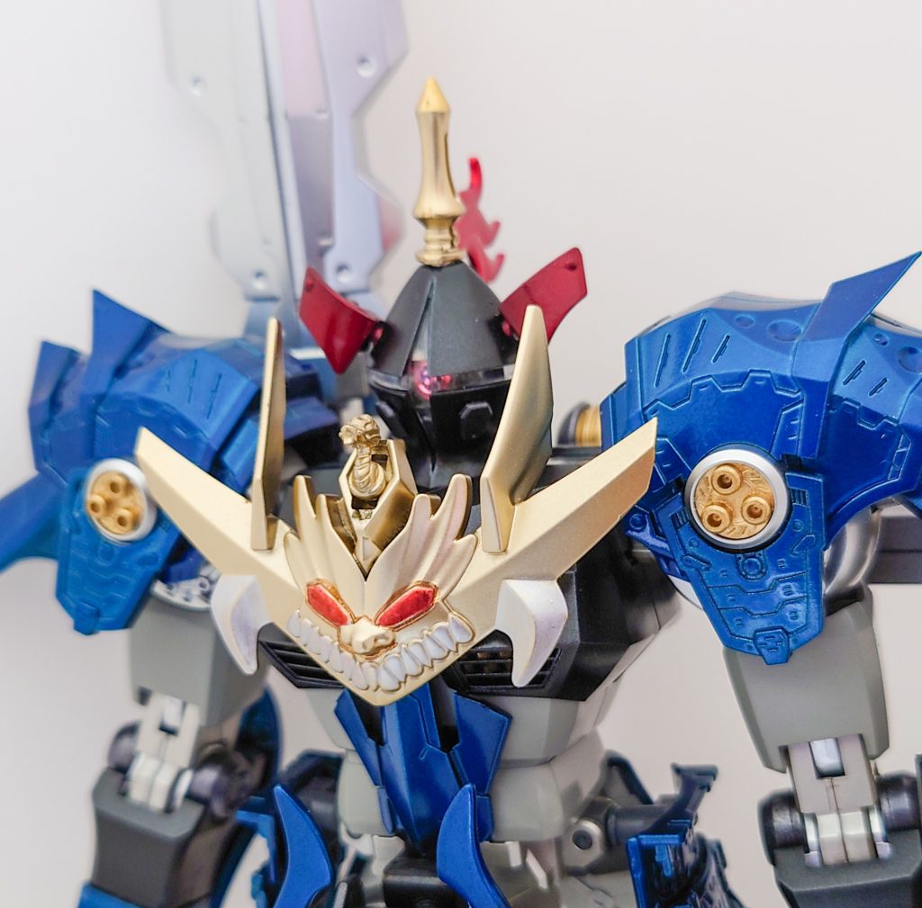 ギャンの頭部も最初は兜をかぶせようと頑張ってみたのですが、納得いく形にできなかったため、ギャンの頭部を直に改造してみました。