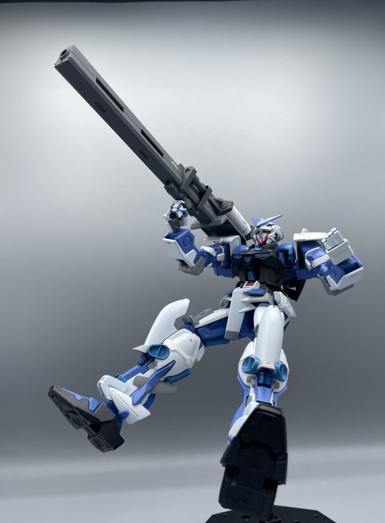 デュエル専用バス―カ「ゲイボルグ」　ブルーフレームと言えば、「Ｍ６８キャットゥス500㎜無反動砲」が有名ですが、1/100では持っていないので、ゴールドフレームに付属するゲイボルグでそれっぽく。やはり、ブルーフレームには実弾バズが良く似合いますね。　ASTRAYは外伝作品なので、私もストーリー自体は追い切れていないのですが、MS自体はカッコ良くて大好きなんですよね。みなさんは、お気に入りのアストレイがありますか？？　よければコメント欄でキャンプラに教えて下さいね。　最後までご覧いただき、ありがとうございました(≧▽≦)✨