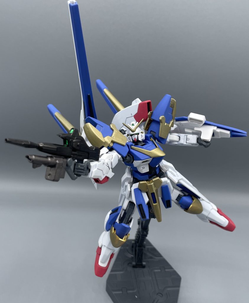 ビーム・ライフル　一応ついてくるビームライフル。V2バスター時の手持ち武装になります。ヴィクトリーのライフルなので、これ単体でも普通に強いのに加え、連装式グレネードランチャーもカスタムされています。　ちょっと分かりにくいのですが、フロント・リアアーマーおよび脚部サイドアーマーに装備されている青い部分はマイクロ・ミサイルポッドになっています。　バスター装備での遠距離攻撃をかいくぐった敵機を牽制するための武装ですが、パイロット技量によってはMS撃破も可能だそうです。　ちなみに、乗っているのは天才少年ウッソ君です。