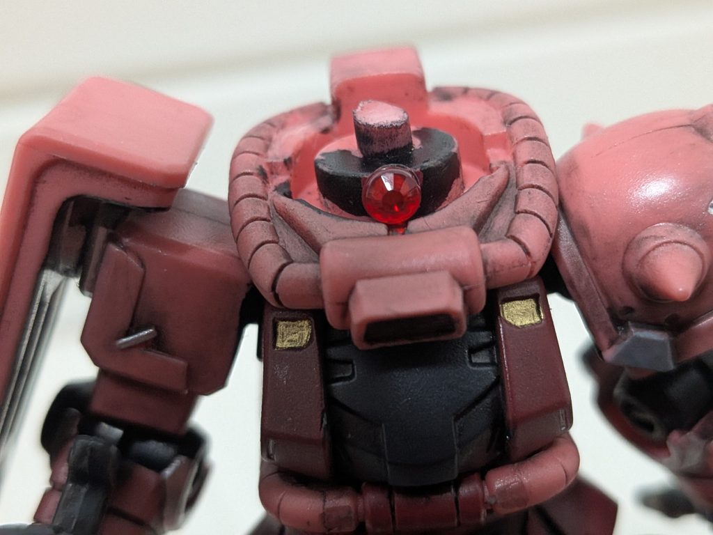 モノアイはレールのパーツを無くし、裏を黒で塗って100均のデコパーツでモノアイを