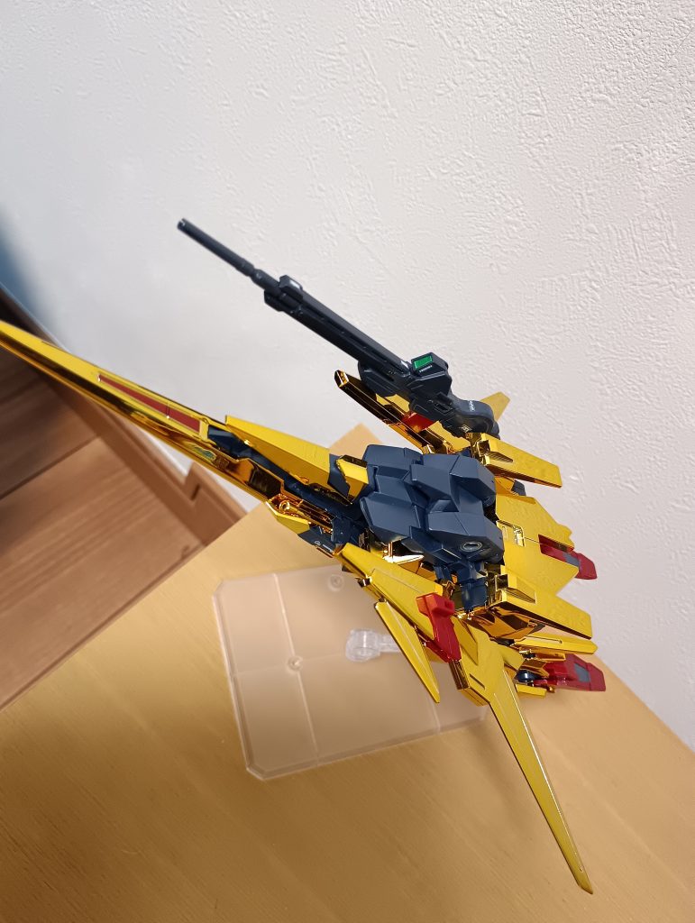 差し替えではありますがWR形態になります。個人的には差し替えの方がガタつきやポロリがなく、好みです。ビームライフルの位置はΖっぽく、上面に付けてみました。