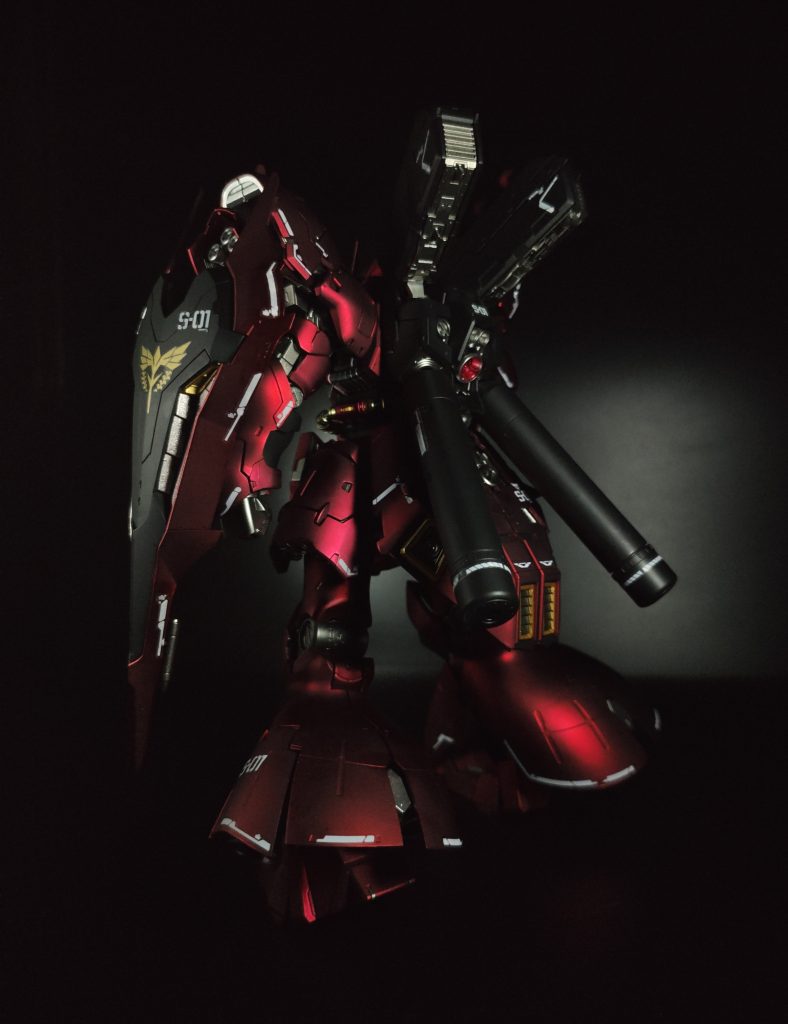 黒はクレオスのブラックサーフェイサー1500をそのまま使用しています。クレオスの黒サフってめっちゃいい黒だと思いませんか？僕が作るガンプラの黒はほぼ全部黒サフで塗ってます。