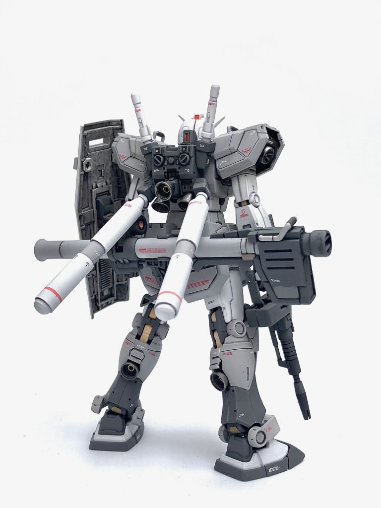 プロペラントタンクが目を惹くバックパック。ウェーブのGタンクとプラパイプで制作しました。スラスターも2基から3基へ増設し、バックパック上部にセンサーを追加。&nbsp;