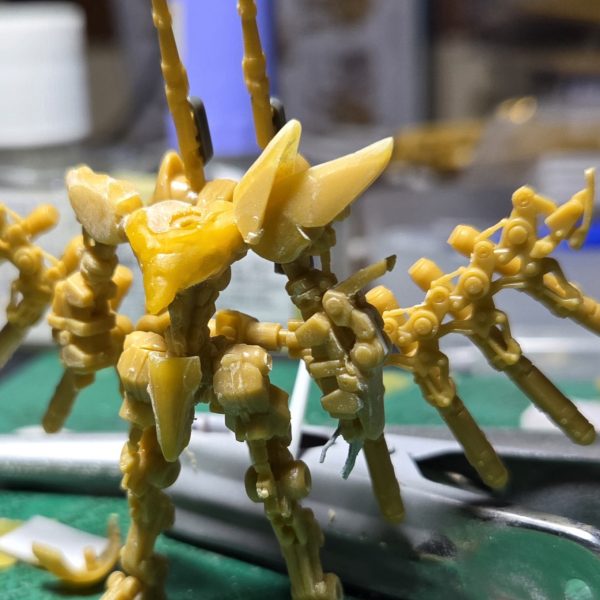 今回は、光パテでパーツ制作してます。ヤスるとプラの色と、ほぼ一緒に見えますね。これなら無塗装でもいけるかも。今回はネイルチップの出番はないかも?頭いけるか…&nbsp;（3枚目）