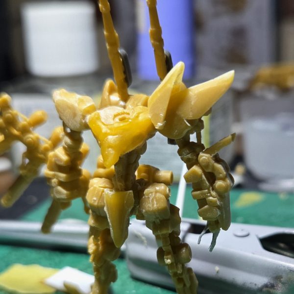 今回は、光パテでパーツ制作してます。ヤスるとプラの色と、ほぼ一緒に見えますね。これなら無塗装でもいけるかも。今回はネイルチップの出番はないかも?頭いけるか…&nbsp;（2枚目）