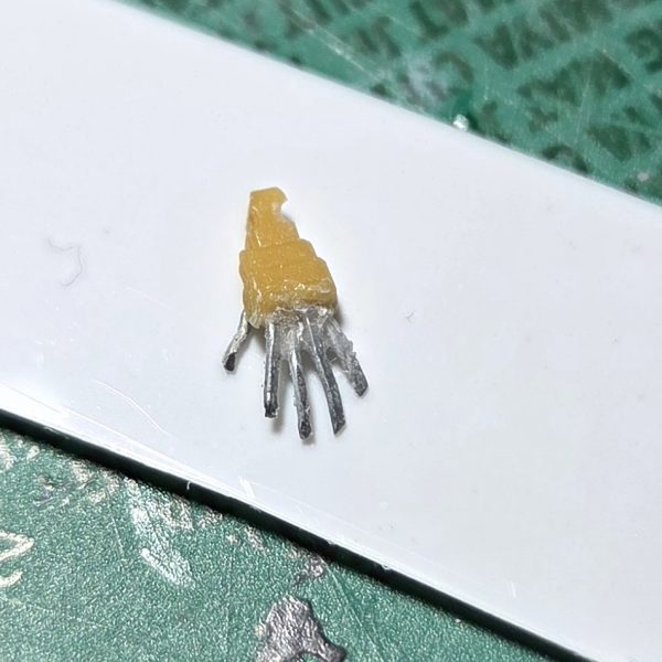 今回は、光パテでパーツ制作してます。ヤスるとプラの色と、ほぼ一緒に見えますね。これなら無塗装でもいけるかも。指はプラ諦めて、ホチキスの針で作ってます。今回はネイルチップの出番はないかも?頭いけるか…&nbsp;（4枚目）