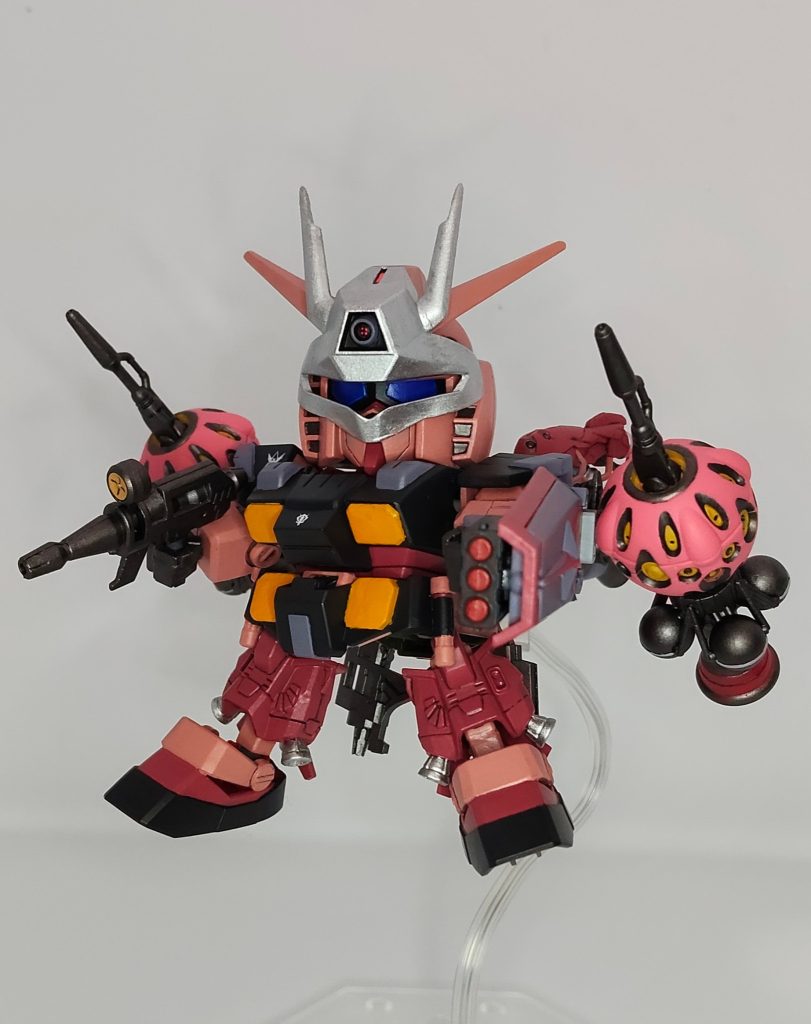 頭のヘッドギアは、シャアの仮面をイメージしています。