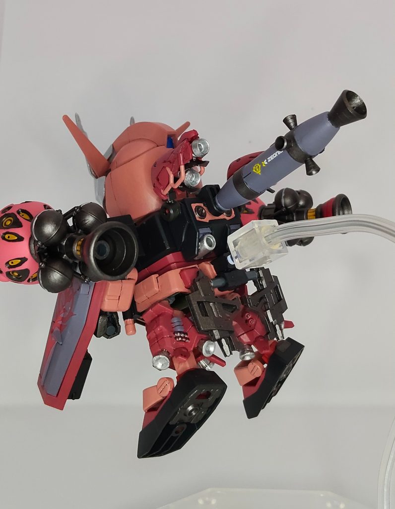 機体前面はフルアーマーガンダムのアーマー、背面はゲルググ(GQ)、足は食玩の高機動型ザクとSDEXガンダムのパーツを使いました。
