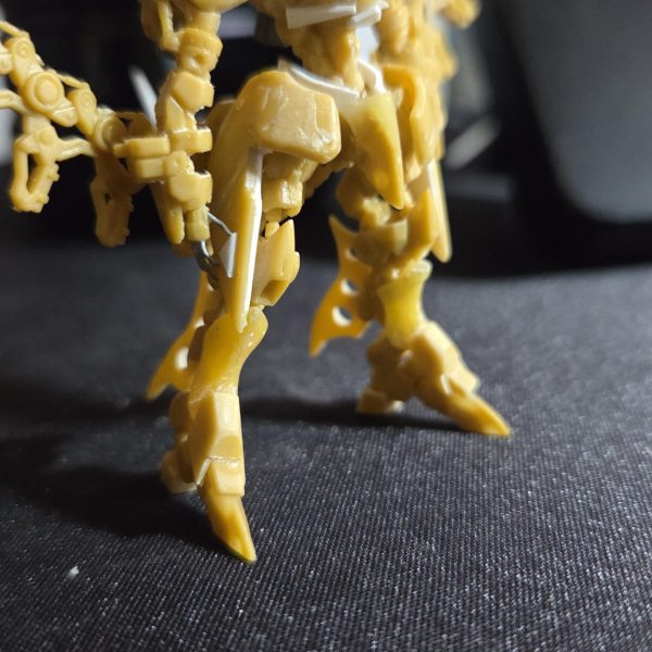 残すは、頭と、肩周りだけ…頭決まらないと、肩つくれん…とりあえず、プラ棒刺して雰囲気確認…まぁ…最後はサフ頼みで…（2枚目）