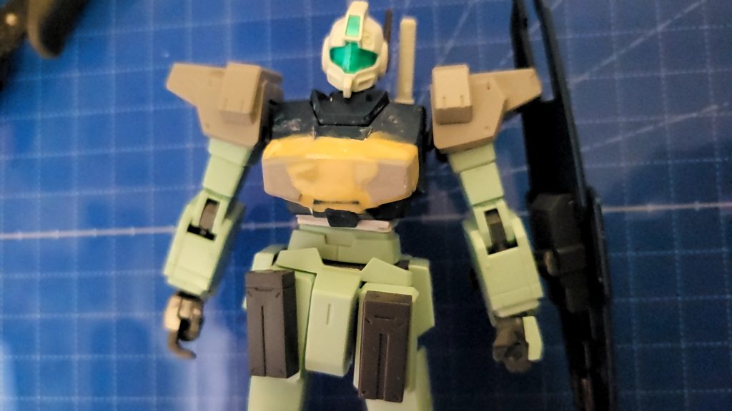 頭をジムコマンドのものに、肩をEz-SRに変更、バックパック左側にビームサーベルを取り付け胸部に増加装甲を接着しパテで隙間を埋めました