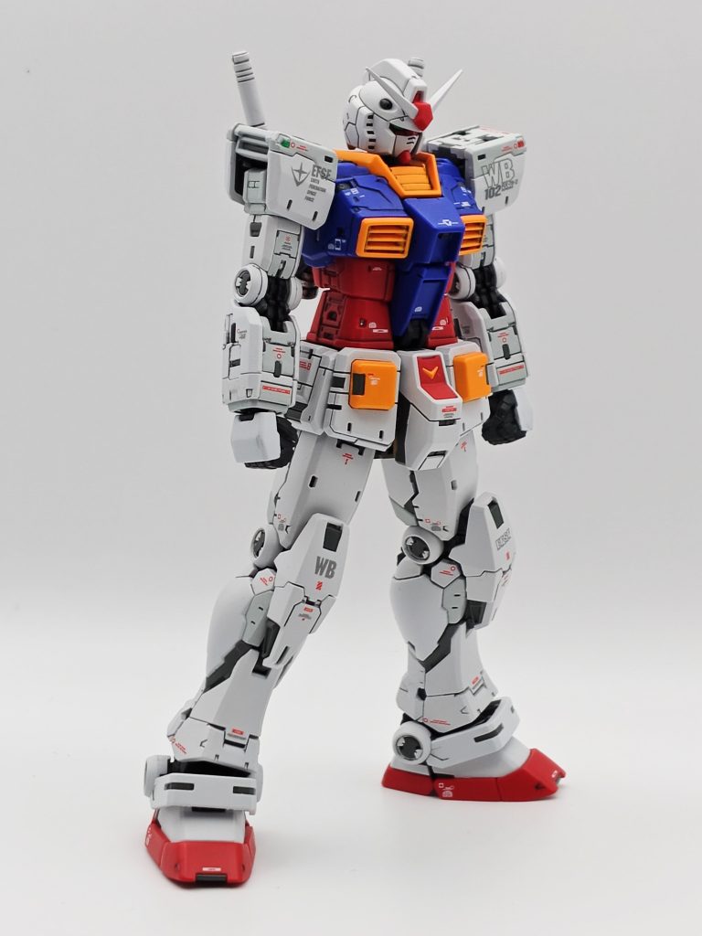 RGだけにもとからディテールがしっかり入ってますので手を加えずとも十分な仕上がりとなります。スミ入れのための全身のディテールやパネルラインの彫り直しはなるべく丁寧に行いました。