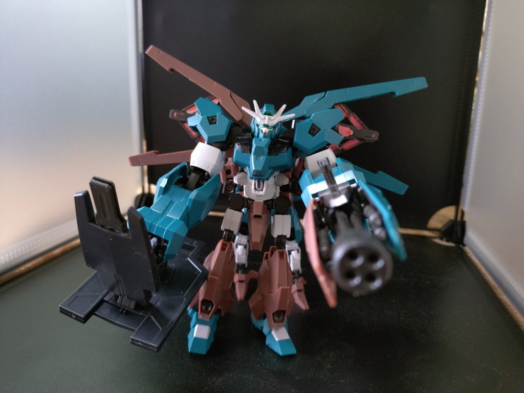 後ろのパーツを展開するとボスキャラぽく見えます