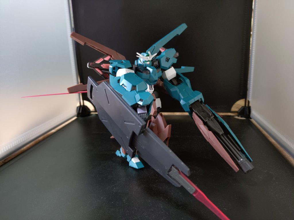 シールドと後部パーツは、ビームサーベルを展開できます