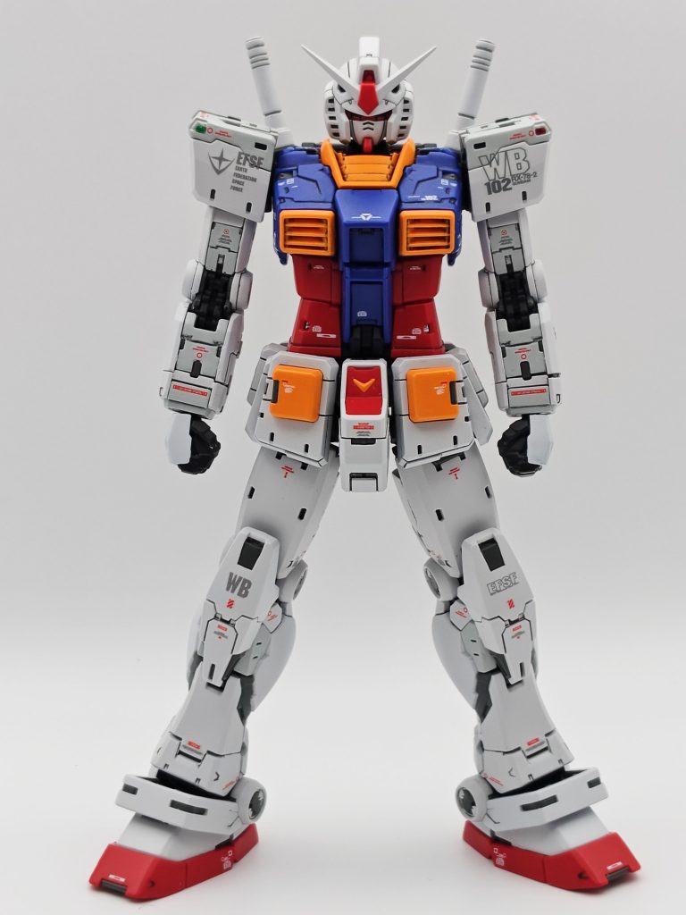 正面からです✨ディテール多めのキットですがそれならばデカールも中途半端に貼ってもな一 と思い 好きにたくさん貼りました。足首の軸のみ1mm弱延長してます。